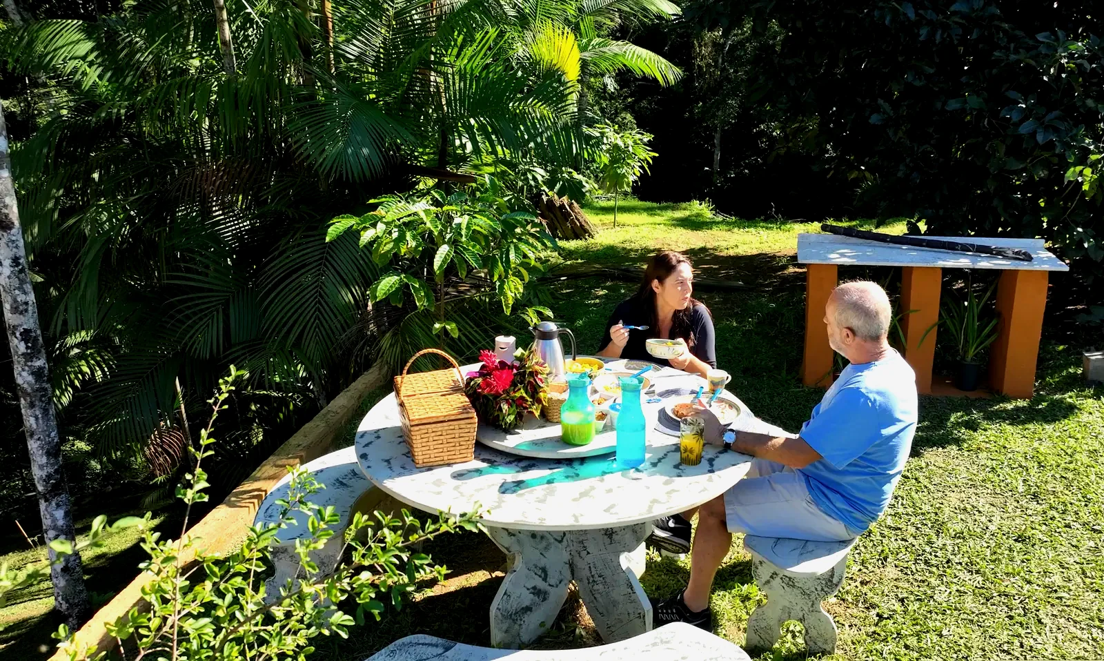 Café da manhã servido na mesa de pedra do jardim