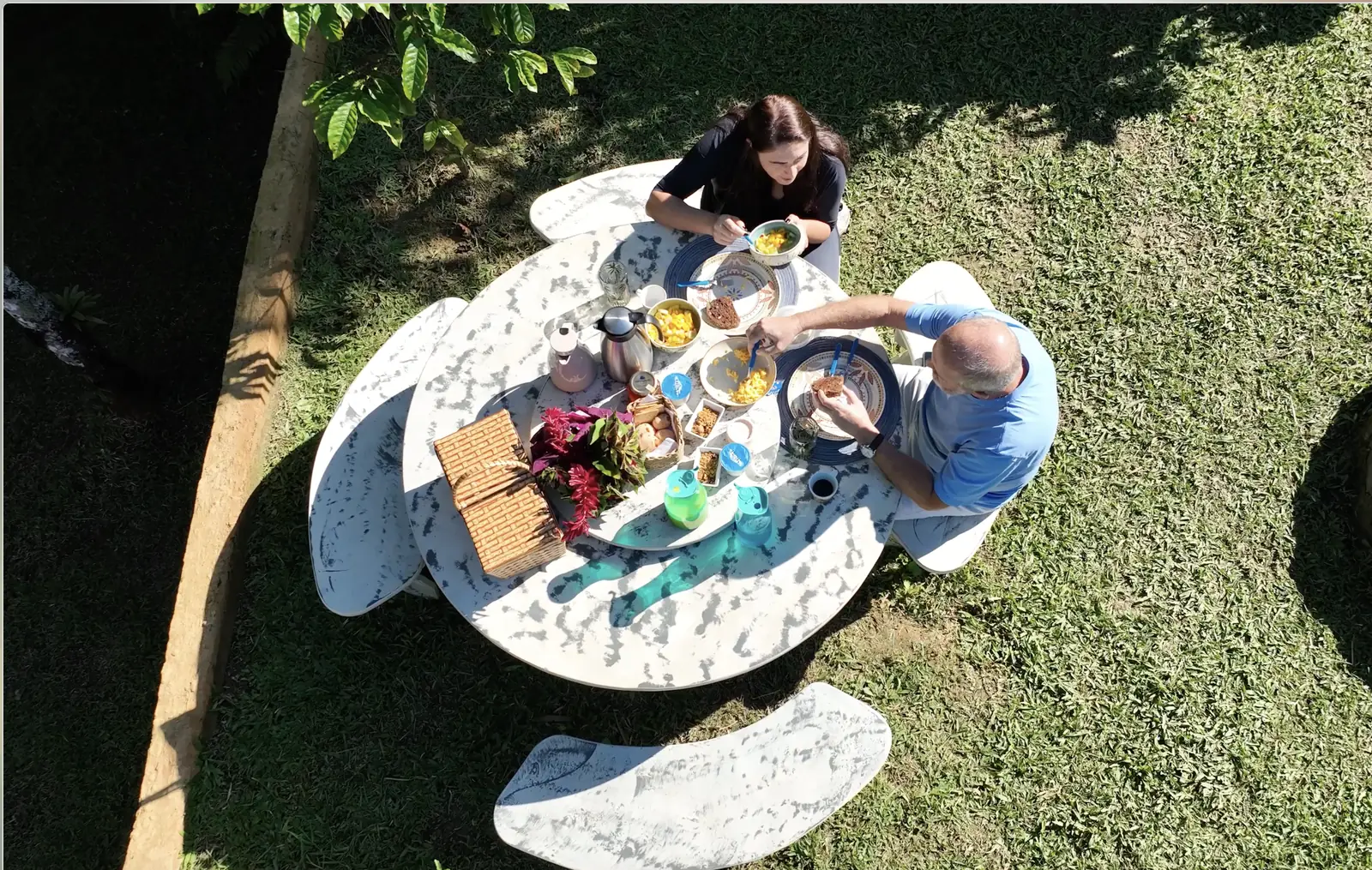 Mesa de café da manhã posta no jardim