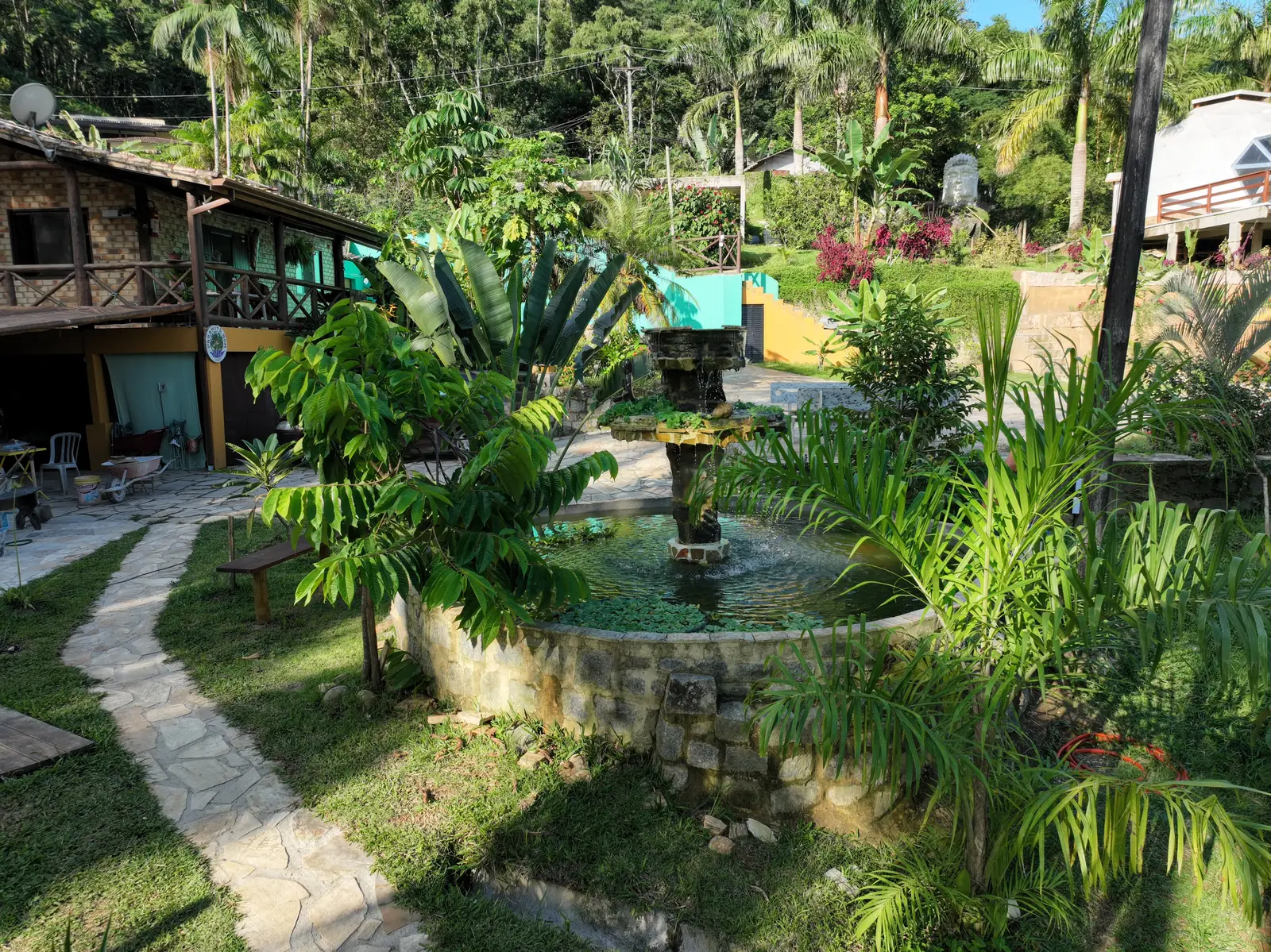 Propriedade vista do alto, cercada pela Mata Atlântica