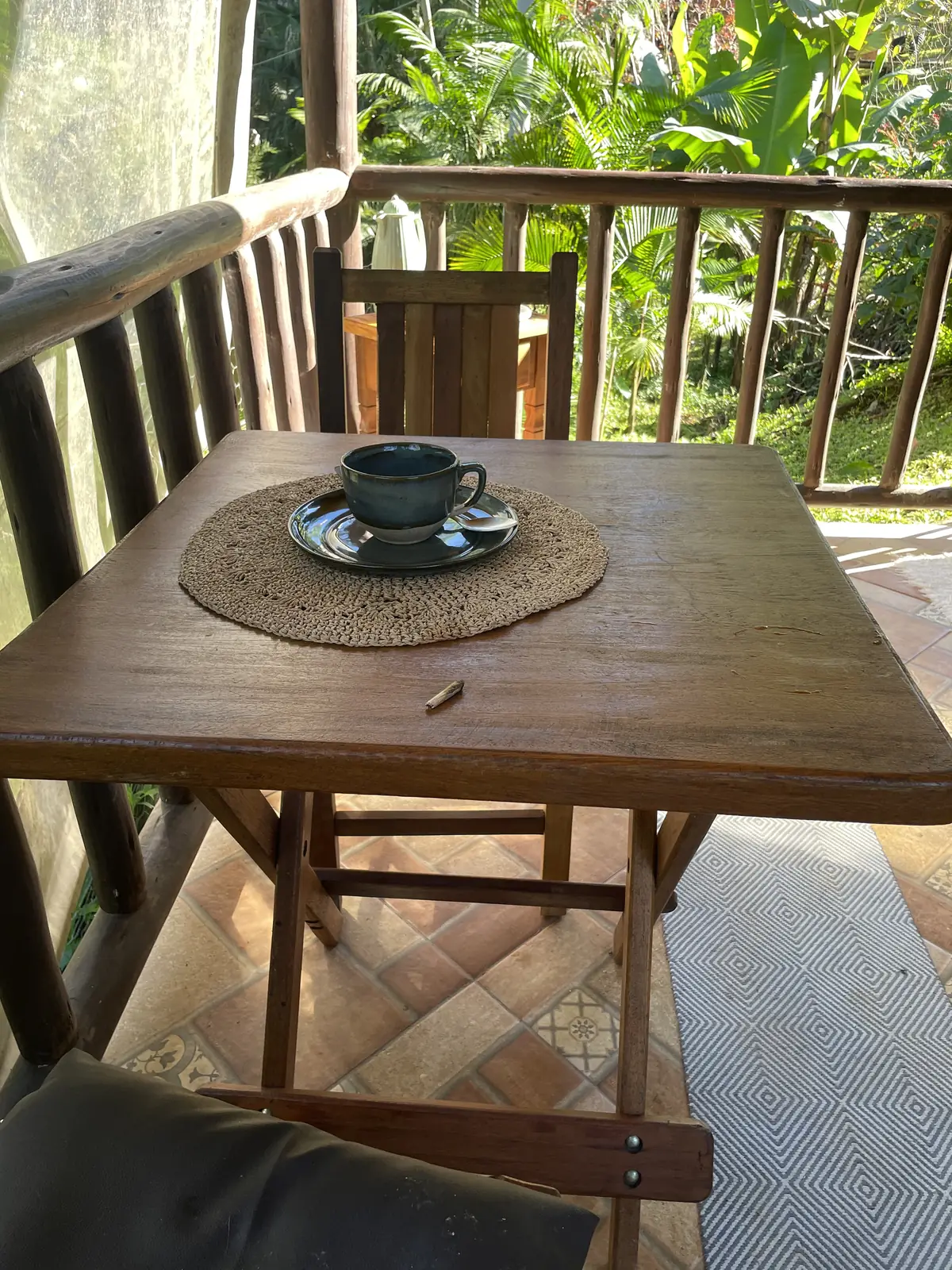 Varanda com mesa para refeições ao ar livre