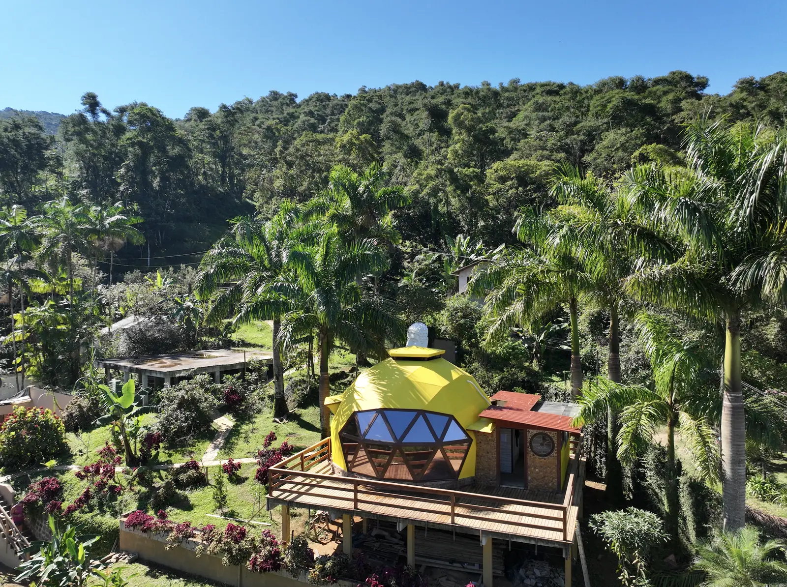 Vista aérea da propriedade da Casa Paramita cercada pela Mata Atlântica
